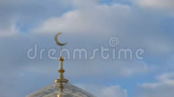 时光流逝伊斯兰清真寺尖塔上的金色月牙背景是天蓝色的白云视频的预览图