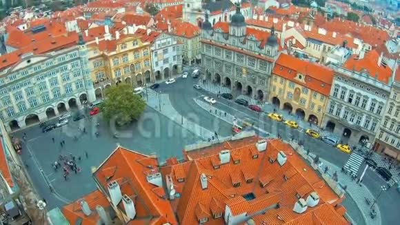 从圣尼古拉斯顶部从下往上看布拉格圣托马斯教堂的屋顶视频的预览图