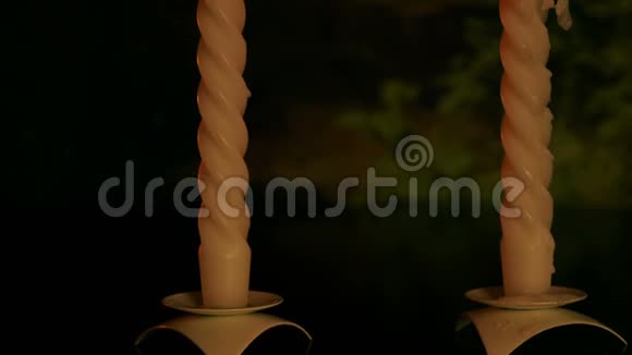 起重机运动极端接近配对蜡烛在晚上在桌子上发光室内倾斜运动两支蜡烛燃烧黑暗视频的预览图