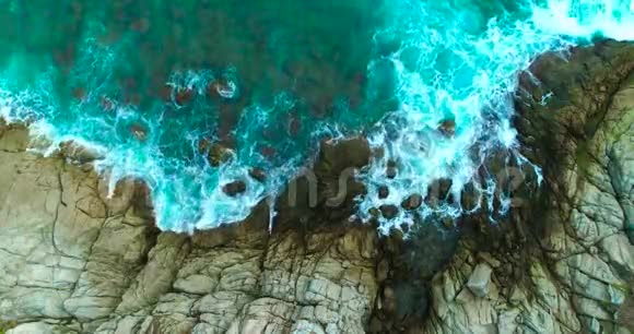 海波正在冲刷大岩石视频的预览图