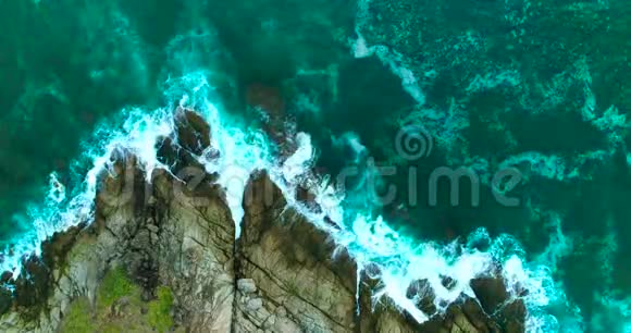 空中强大的海浪正在冲刷大岩石视频的预览图