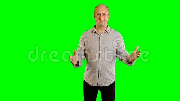 积极的白人男子显示手势在绿色屏幕阿尔法频道微笑的白种人男子手指手势视频的预览图