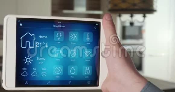 使用数字平板电脑控制公寓内的灯光视频的预览图