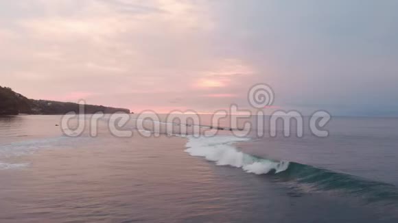 五彩缤纷的日落或日出海洋中有波浪空中景观视频的预览图