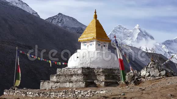 佛教Stupa游客多彩旗喜马拉雅山4k视频的预览图