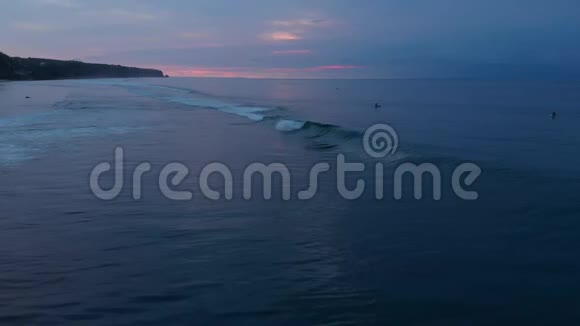 五彩缤纷的日落或日出海洋中有波浪空中景观视频的预览图