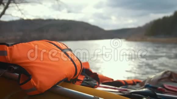 山地河流背景上充气双体船上的救生衣视频的预览图