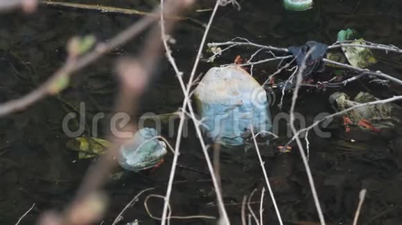 五颜六色的塑料瓶饮料漂浮在水中堵塞了环境循环利用问题的概念视频的预览图