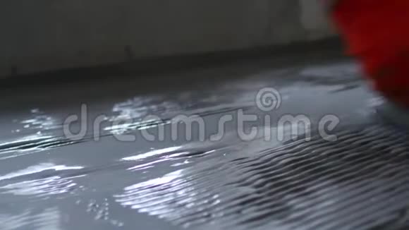 在公寓里填地板DIY修理视频的预览图