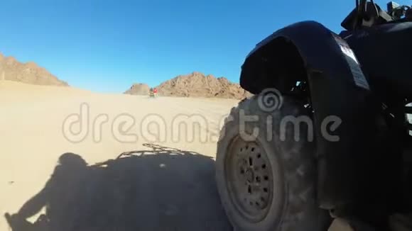在埃及沙漠驾驶四方自行车越野车的极端视野视频的预览图
