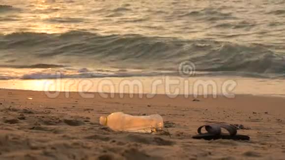 美丽海岸上的垃圾自然和环境污染问题视频的预览图