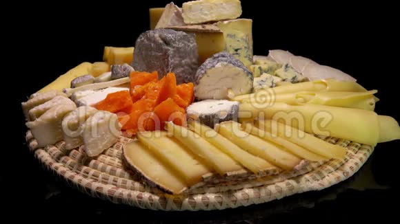 黑色背景盘子上的法式奶酪视频的预览图