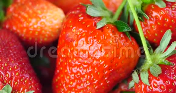 美味草莓的旋转视频的预览图