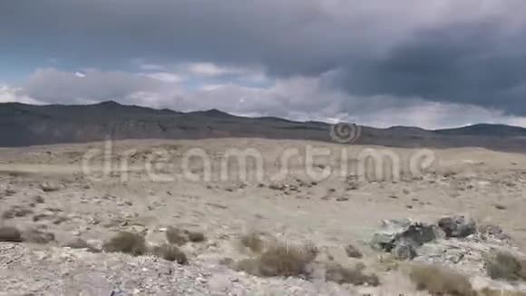 山和沙漠地形的景观视频的预览图