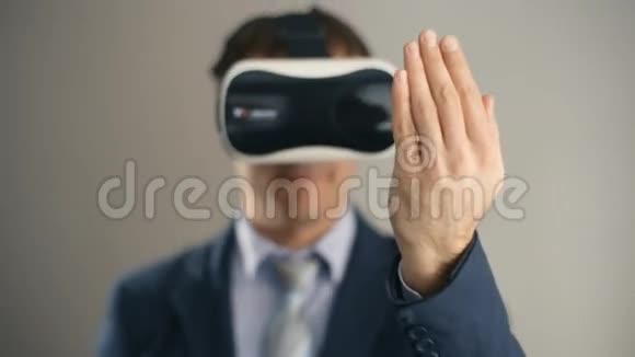 穿着虚拟现实谷歌VR眼镜的商人在现代办公室工作视频的预览图