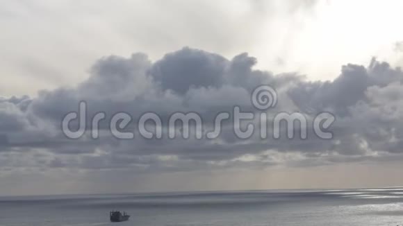 银云和水上云景视频的预览图