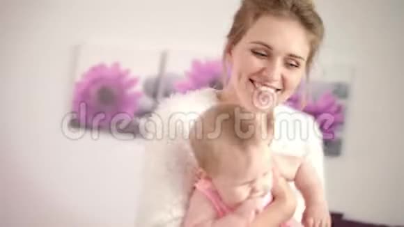 快乐的母亲在手上玩婴儿快乐的母亲享受童年时光视频的预览图