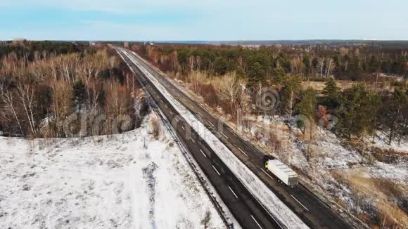 汽车在路上行驶冬天的时候空中观景视频的预览图