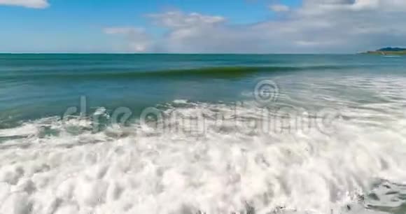 一幅绿宝石般的浪花什维列夫视频的预览图