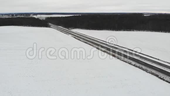 汽车在路上行驶冬天的时候空中观景视频的预览图