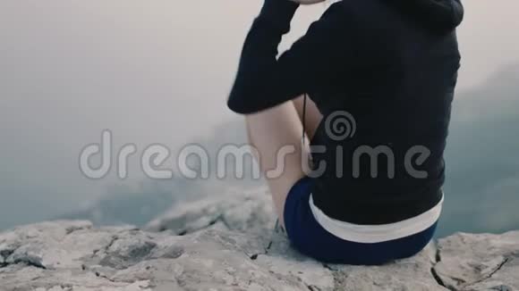 坐在山顶上的漂亮姑娘视频的预览图