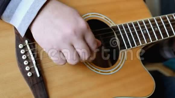 人手拿吉他视频的预览图