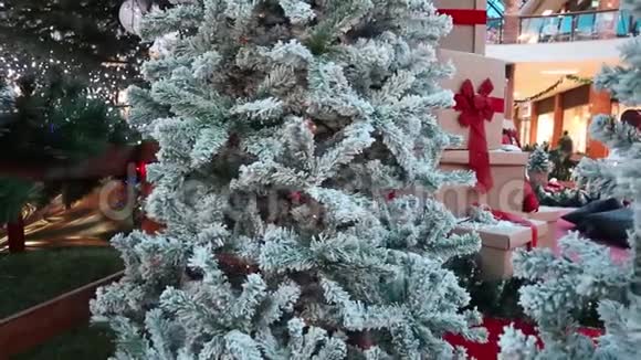 超市里有装饰品的圣诞树视频的预览图