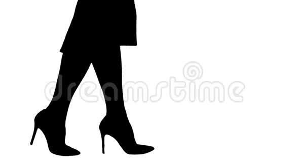 穿红色高跟鞋走路的女人腿的轮廓商务小姐视频的预览图