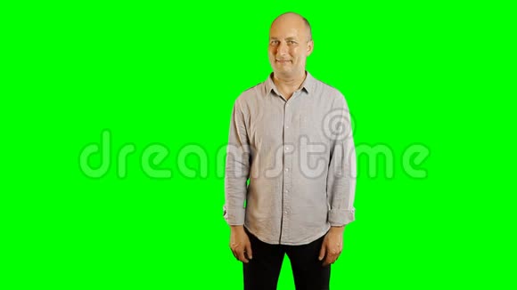 工作室拍摄的头部和手的手势成年白人男子模型绿屏阿尔法通道哑光视频的预览图
