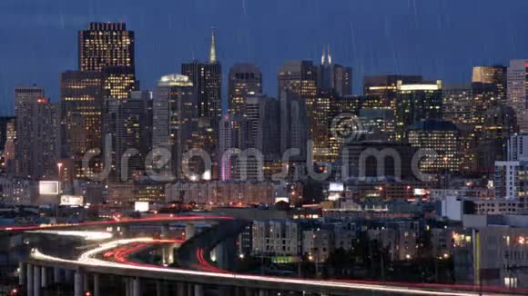 下雨了雨夜的旧金山天际线视频的预览图