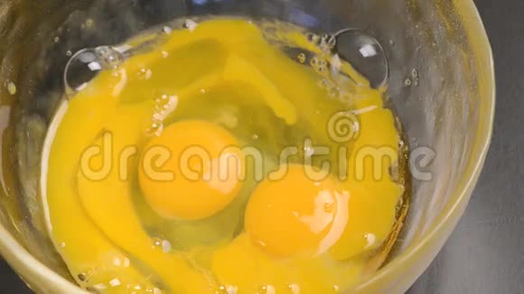 在鸡蛋上加入糖霜视频的预览图