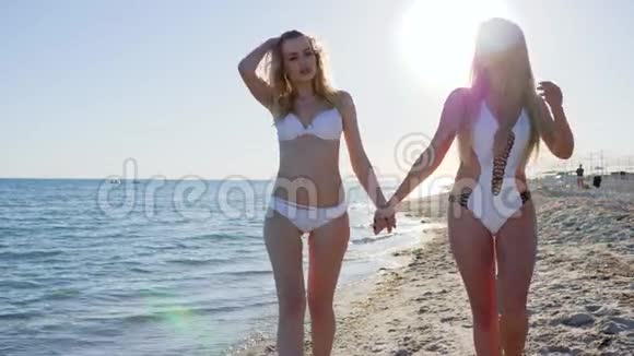 姐妹们在海边散步女朋友们手牵手视频的预览图