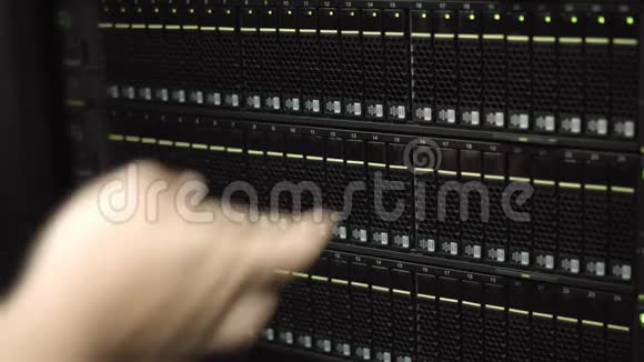 工程师将服务器机架上的硬盘换成多个硬盘驱动器视频的预览图