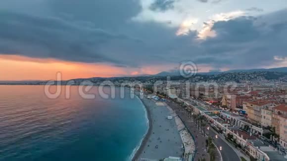 尼斯市和地中海上空的全景昼夜交替视频的预览图