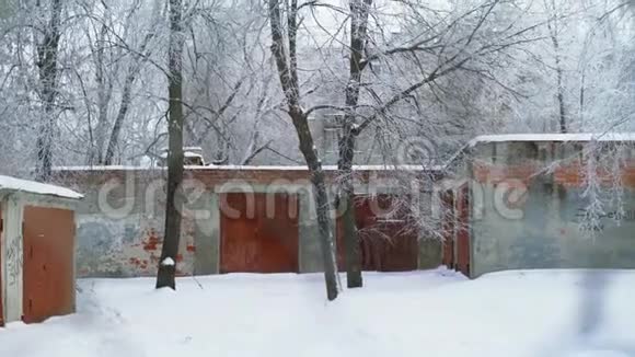 从窗户看到砖场大楼外面正在下雪冬天视频的预览图