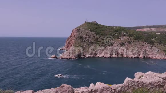 游客带背包在山上欣赏美丽的海景晴天视频的预览图