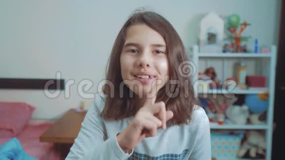 小少女手势手指安静慢动作视频女孩把手指放在嘴唇上说嘘少女少女少女视频的预览图