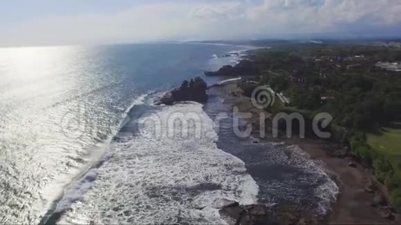 空中无人机拍摄的巴厘岛PuraTanahlot寺的画面视频的预览图