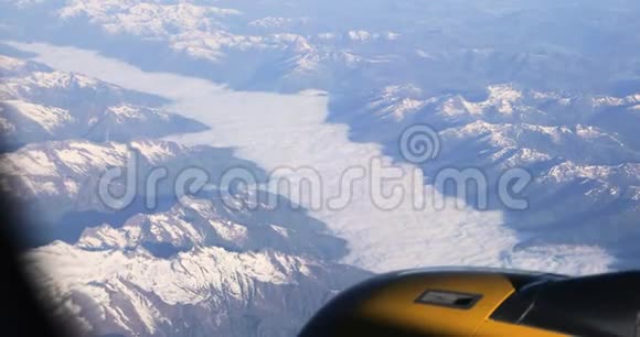 夏季从塔特拉山雪顶的飞机窗口观看空中景色高姿态视频的预览图