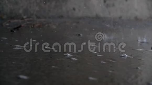 雨滴在水坑的特写移动的雨滴视频的预览图