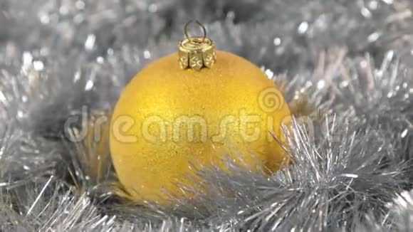 黄色大新年和圣诞装饰玻璃球装饰视频的预览图