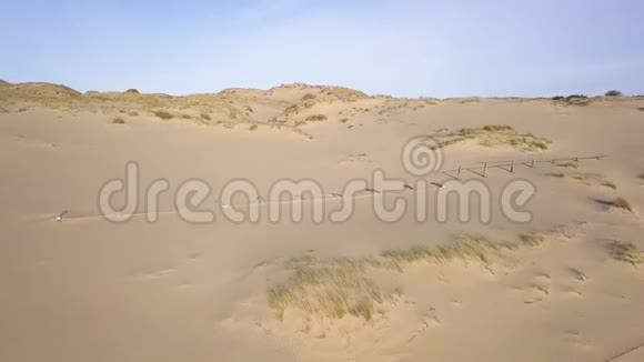 飞越库罗尼亚沙丘吐在奈达旁边视频的预览图