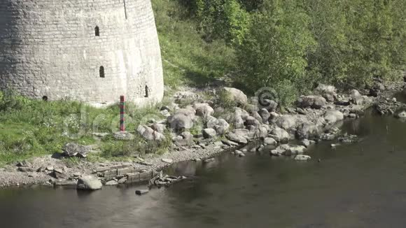 Ivangorod堡垒河岸俄罗斯联邦边界哨所视频的预览图