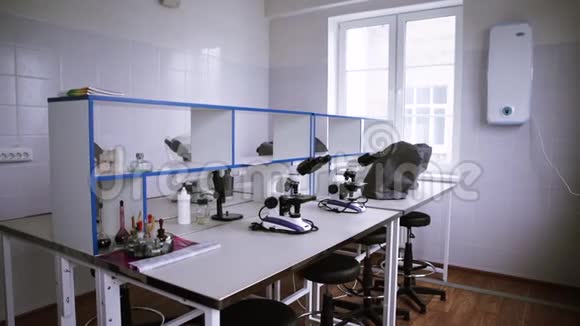 空科学实验室的显微镜带显微镜的空实验室视频的预览图