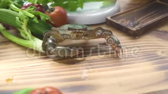 生活蟹爬在木桌上的食物成分背景提供蟹肉可在桌上烹饪意大利海鲜面食视频的预览图
