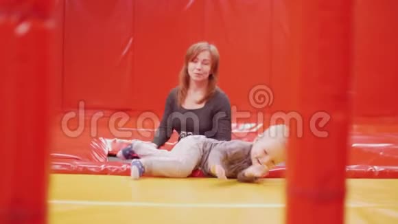 妈妈和蹒跚学步的儿子玩蹦床视频的预览图