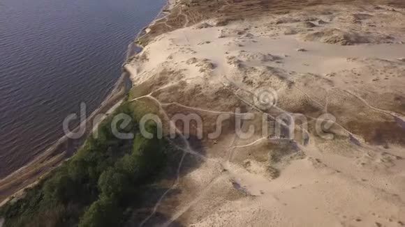 飞越库罗尼亚沙丘吐在奈达旁边视频的预览图