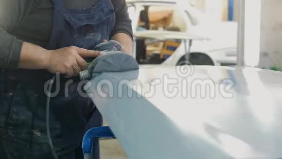 汽车车间男工打磨部分汽车准备喷漆视频的预览图