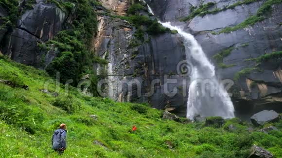 印度马纳利附近的维什特省的乔吉尼瀑布两位游客互相问候视频的预览图