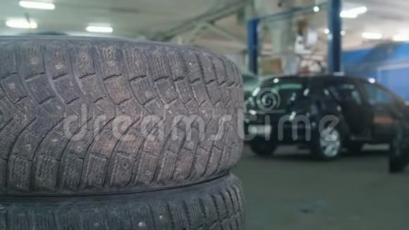 很多汽车修理用的豪华轮胎机械车间视频的预览图